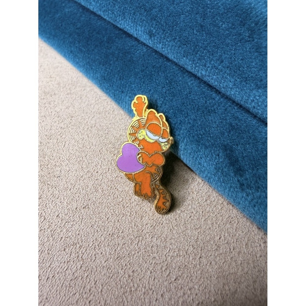 Vintage 1978 Garfield Cat Enamel Pin Holding Purple Heart Kat's Meow Taiwan